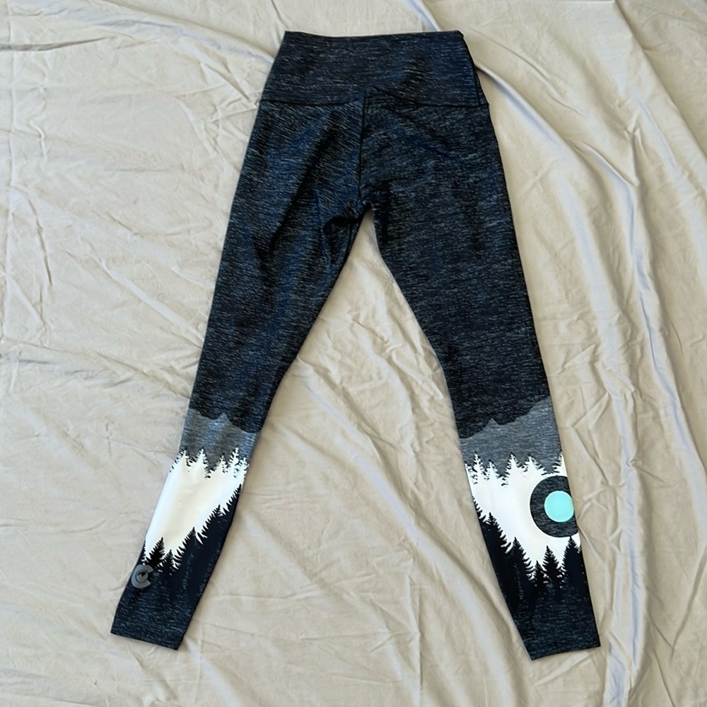 [Colorado Threads] Winter Native Yoga Pants - size M